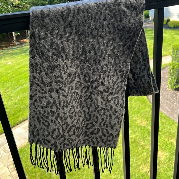 Cejon made in Italy, gray leopard print, oblong scarf/wrap with fringe - Picture 4 of 5